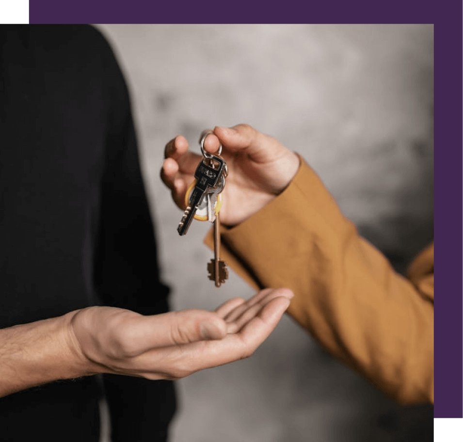 Schlüssel werden von einer Hand in eine andere übergeben