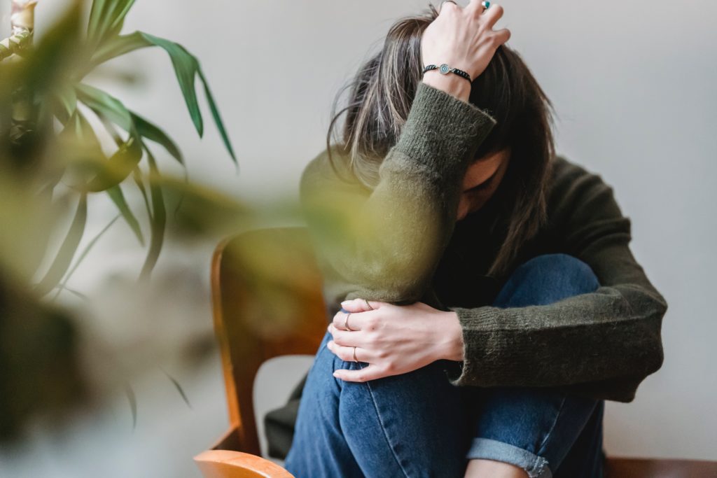 woman siting in a chair because she doesn´t know that a A Prenup Can Reduce Marriage Anxiety