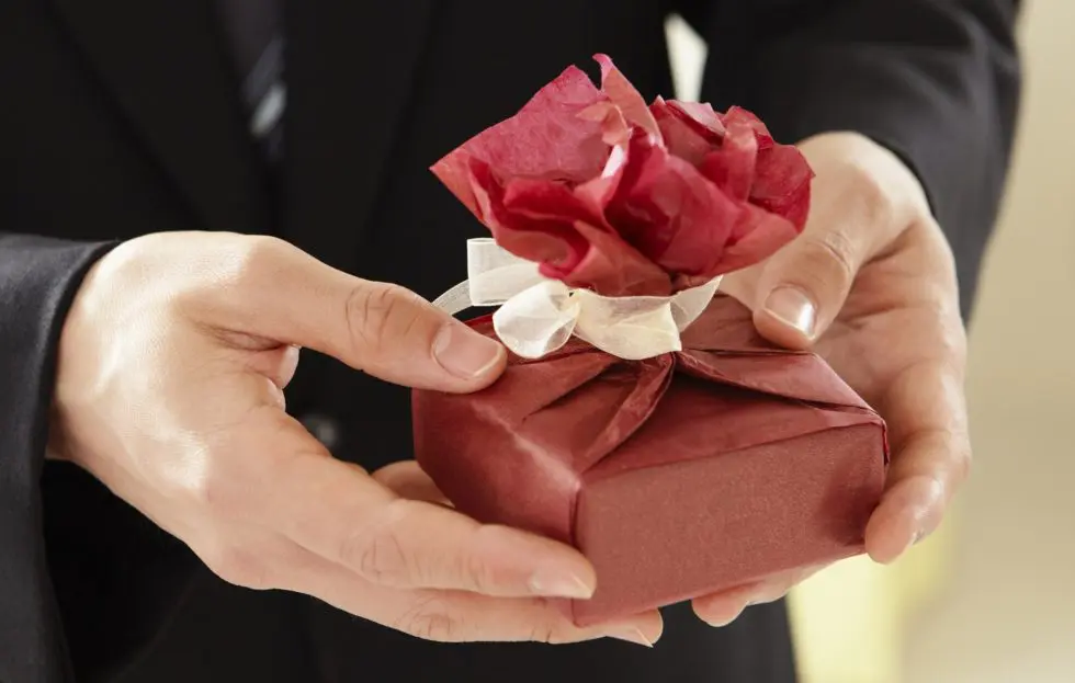 What to Get Your Spouse On Your Wedding Day