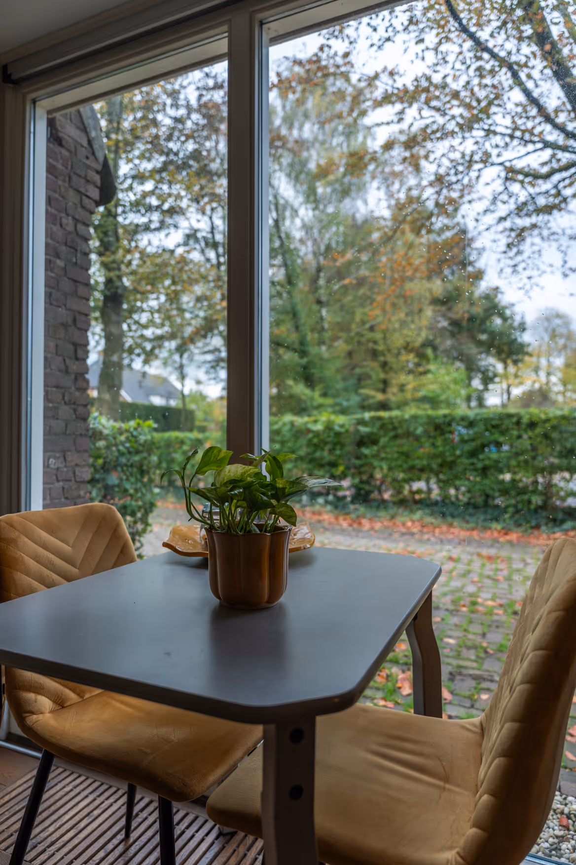 Zithoek met raam en uitzicht op groene buitenruimte