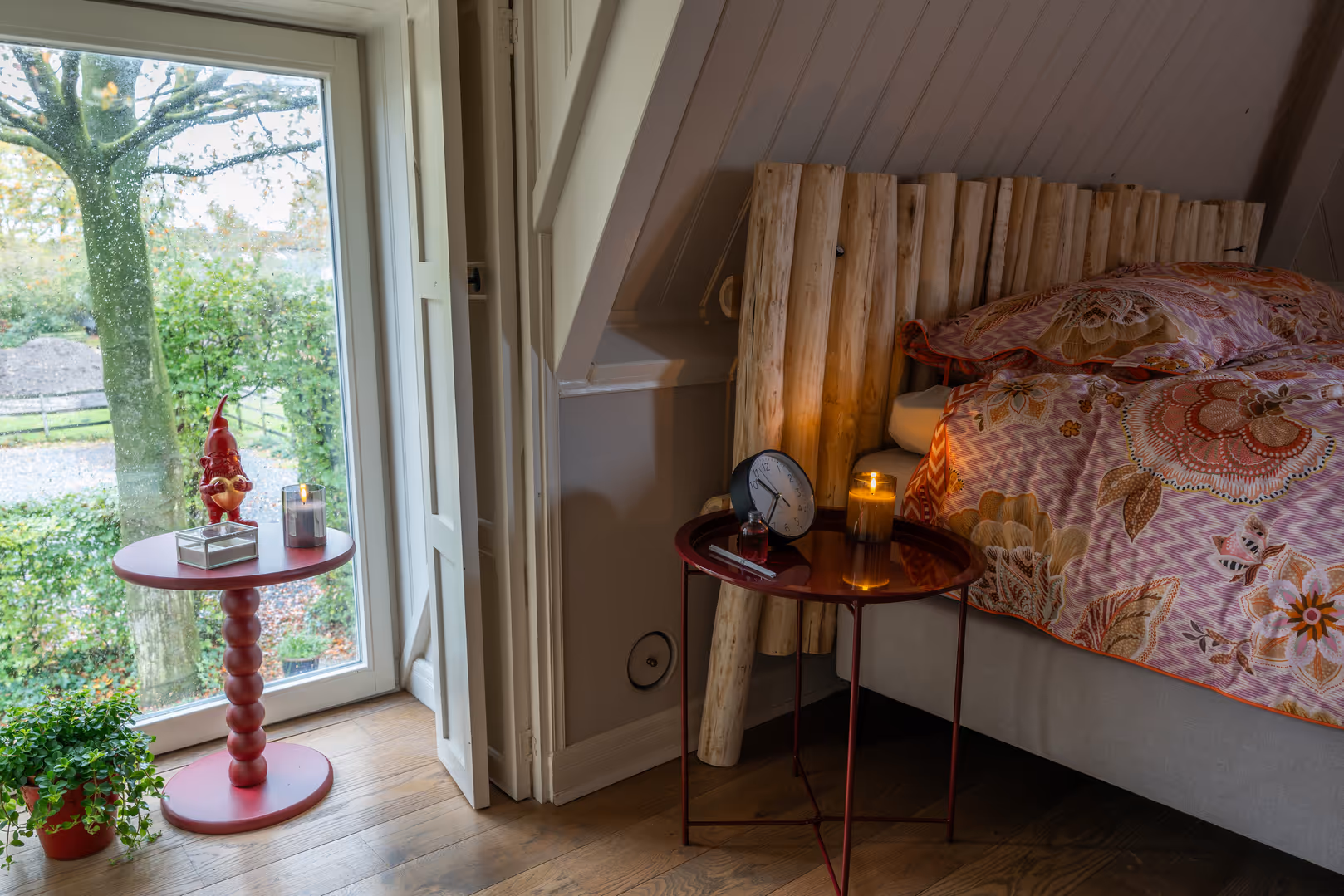 Gezellige slaapkamer met warme kleuren en houten details