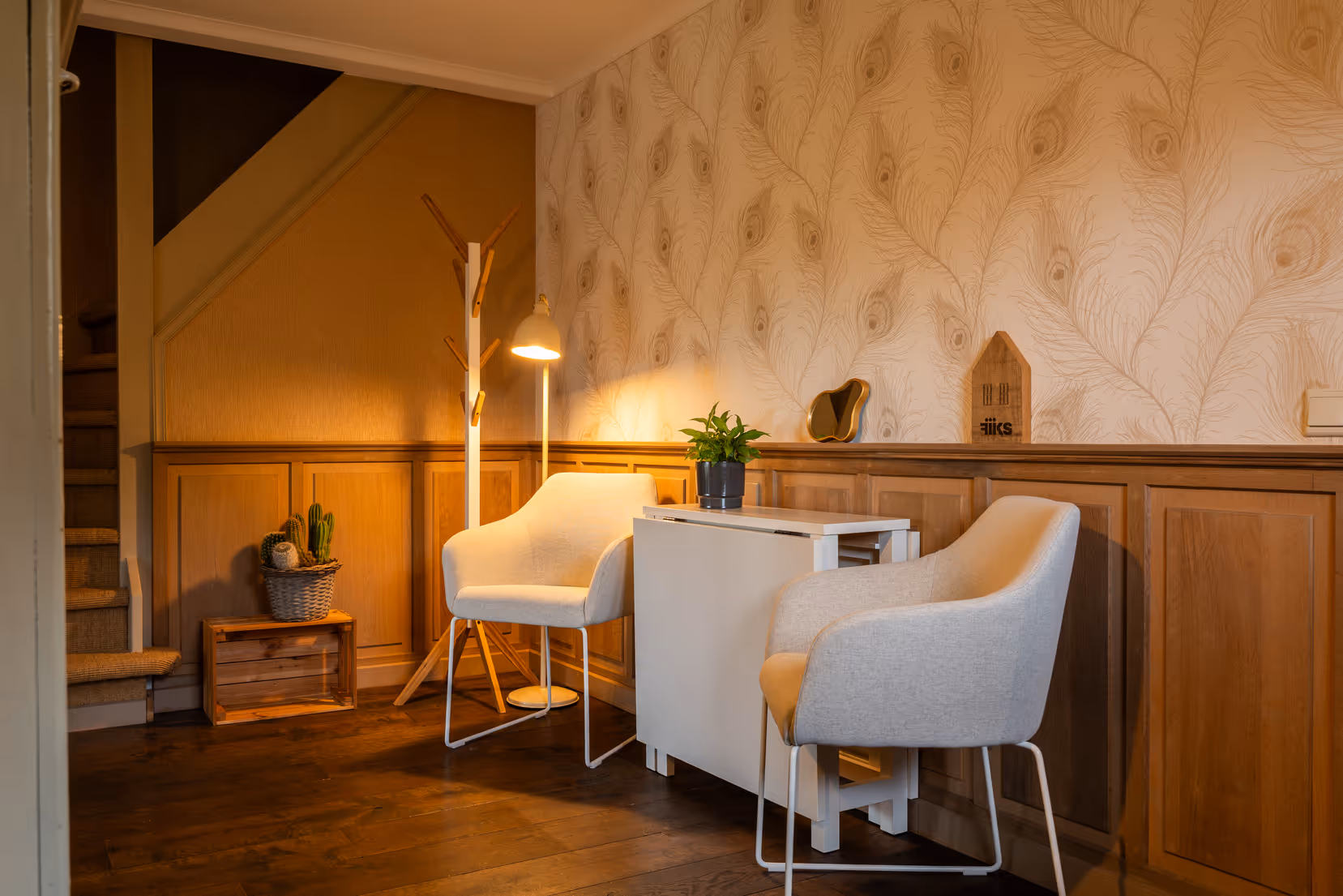 Sfeervolle zitruimte met moderne landelijke inrichting bij Fiks B&B