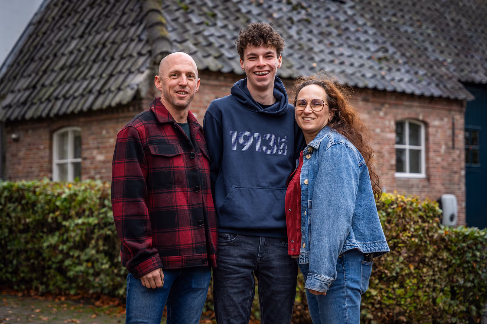 Eigenaren van Fiks Bed & Boerderij staan voor hun boerderij in Hoogeloon