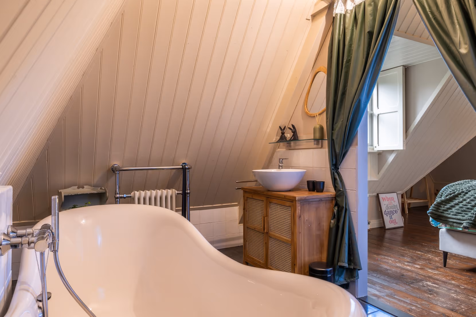 Badkamer met vrijstaand bad en houten accenten