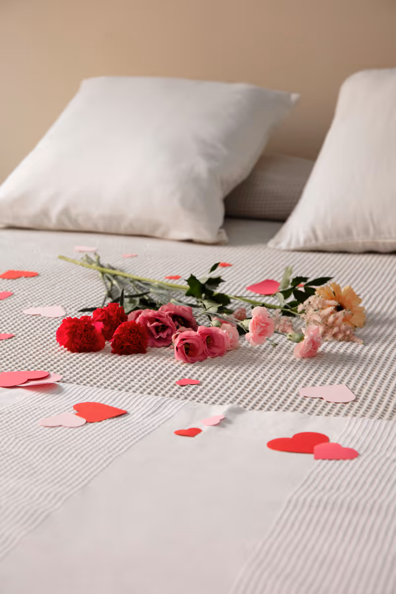 Close-up bloemen op bed