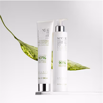 Due prodotti per la cura della pelle alla melissa, uno in tubo e uno con erogatore, su supporto trasparente con una foglia verde sullo sfondo.