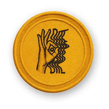 Distintivo giallo con mano che fa il gesto OK, con effetto onda sulla parte destra della mano.