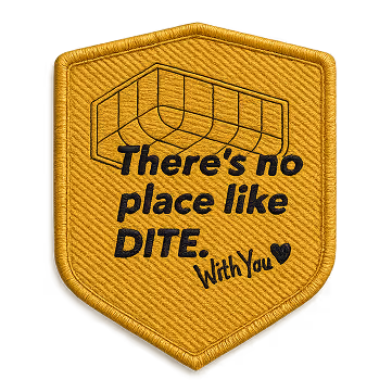 Toppa ricamata color oro con scritta "There's no place like DITE. With You" e un disegno geometrico sopra.