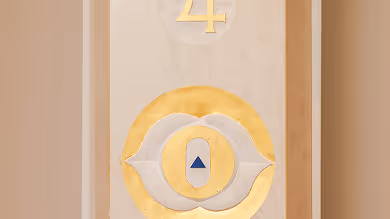 Aufzugknopf mit blauem Aufwärtspfeil und einer goldfarbenen, dekorativen Umrandung unter der Zahl 4.