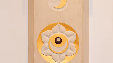 Goldene und weiße Mandala-Blume mit Mond- und Kreisdesign auf hellbeigem Hintergrund.
