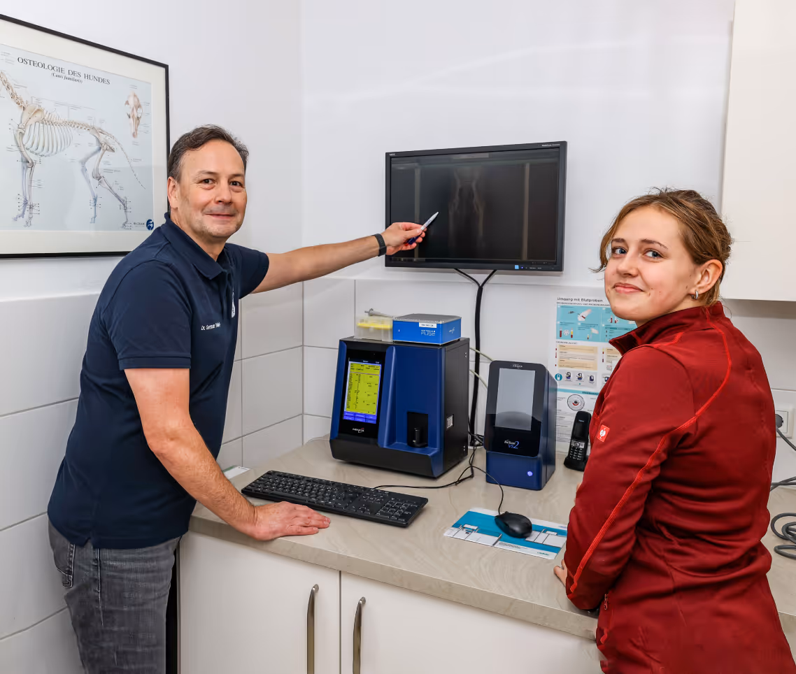 Dr. German Vallejo und Assistentin beim digitalen Röntgen in der Tierarztpraxis Havixbeck