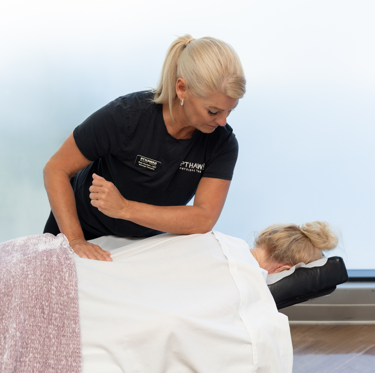 PT Hawaii therapist providing a medical massage therapy session to a patient.
