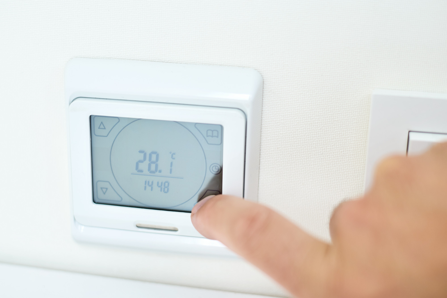 Troubleshooting a Ductless AC With Inconsistent Temperature Control in New Orleans