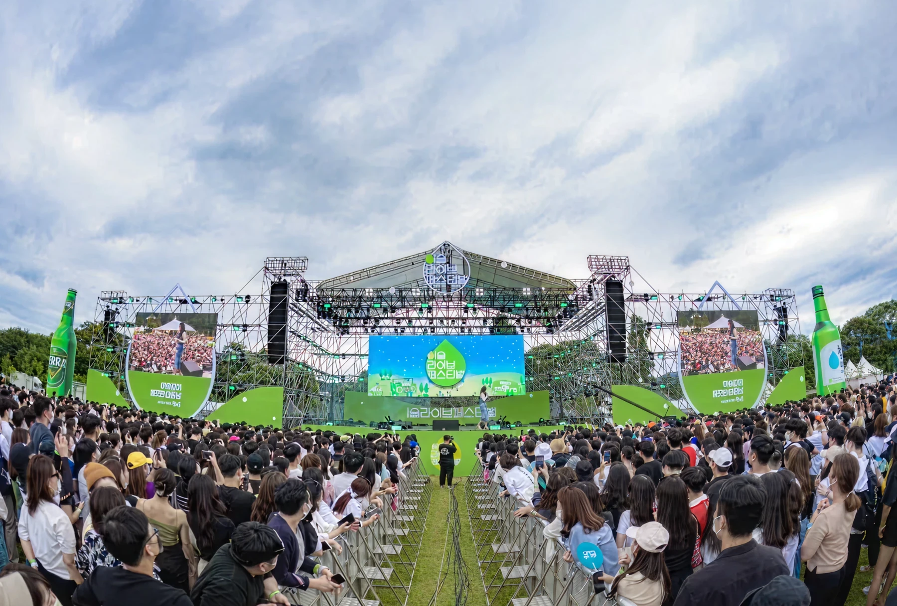 Large audience at Jinro live event