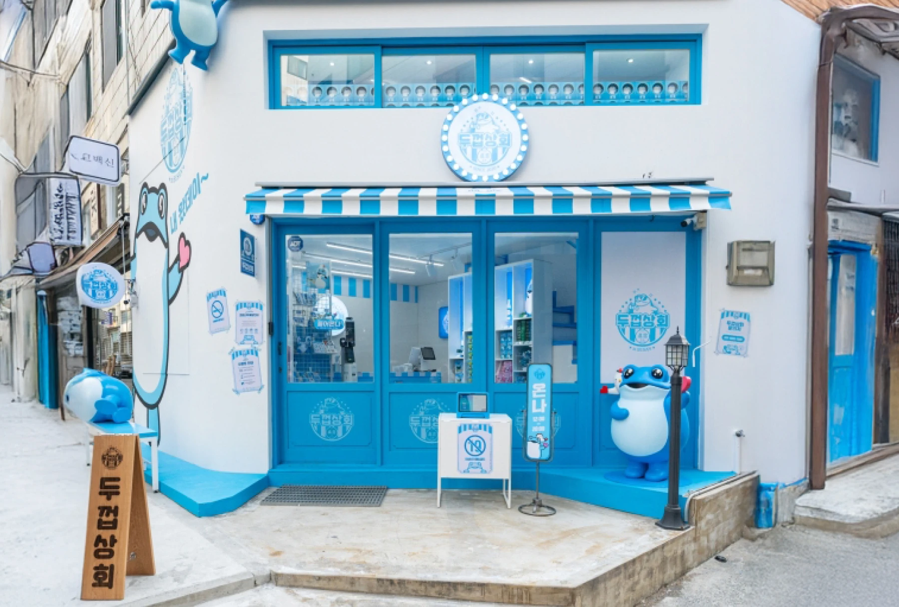Blue and white JINRO-themed store exterior.