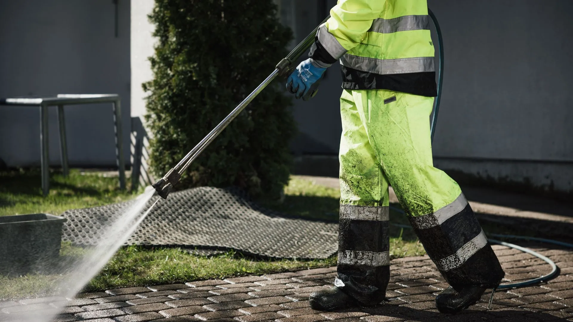 Sammaleen poisto pihalaatoilta