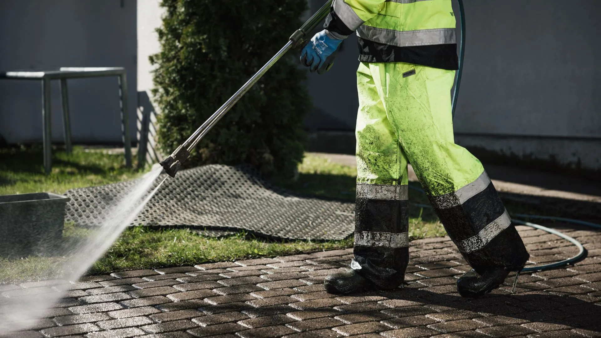 Sammaleen poisto pihalaatoilta