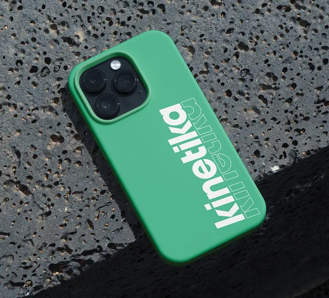Coque de téléphone verte avec logo Kinetika, marque de vêtements de sport écologiques au design minimaliste.