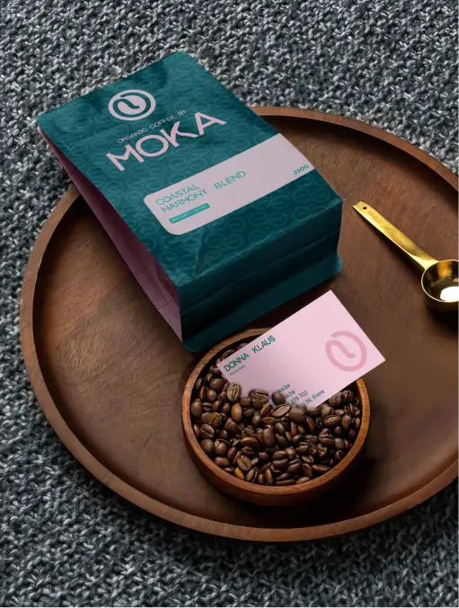 Paquet de café bio Moka avec identité visuelle moderne, branding éco-responsable pour une marque artisanale.