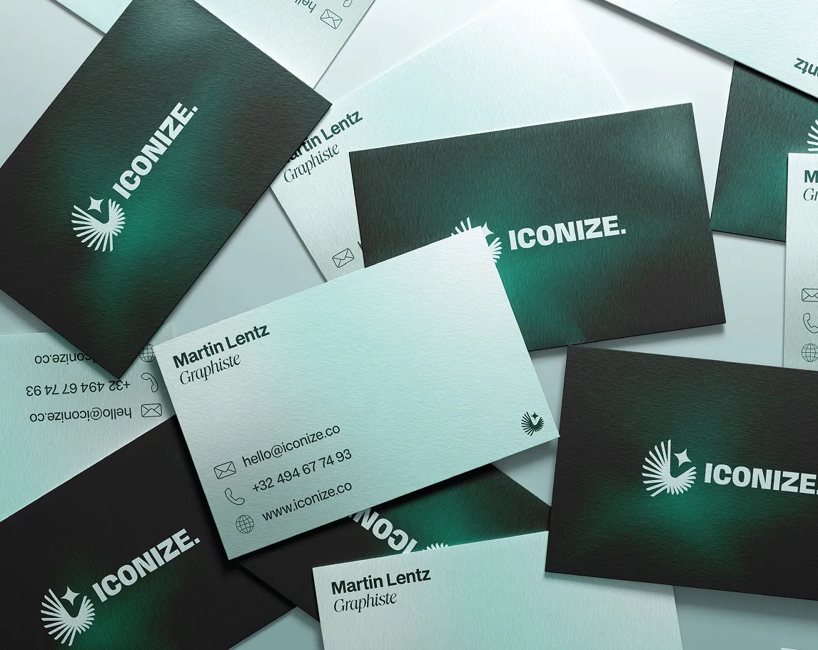 Cartes de visite imprimées du studio graphique Iconize, design professionnel minimaliste avec logo et coordonnées de Martin Lentz, graphiste.