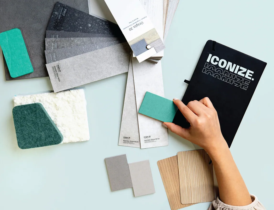 Sélection d’échantillons de couleurs, papiers et textures utilisés par le studio graphique Iconize pour la création d’identités visuelles et supports imprimés.