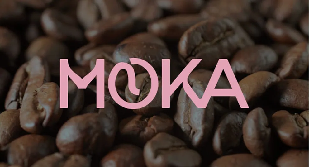 Logo du projet Moka, marque de café bio et éthique, superposé sur un fond de grains de café torréfiés.