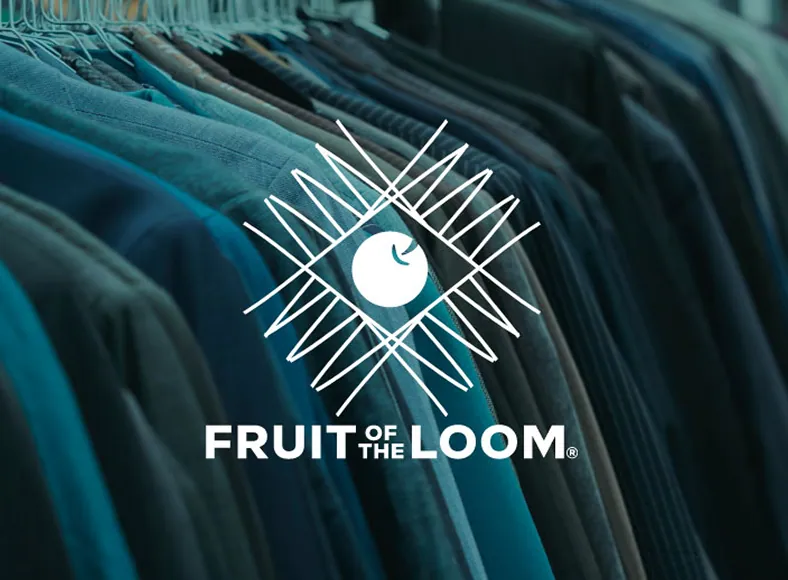 Visuel du projet de rebranding pour Fruit of the Loom, marque de vêtements emblématique, avec nouveau logo minimaliste superposé sur des tissus colorés.