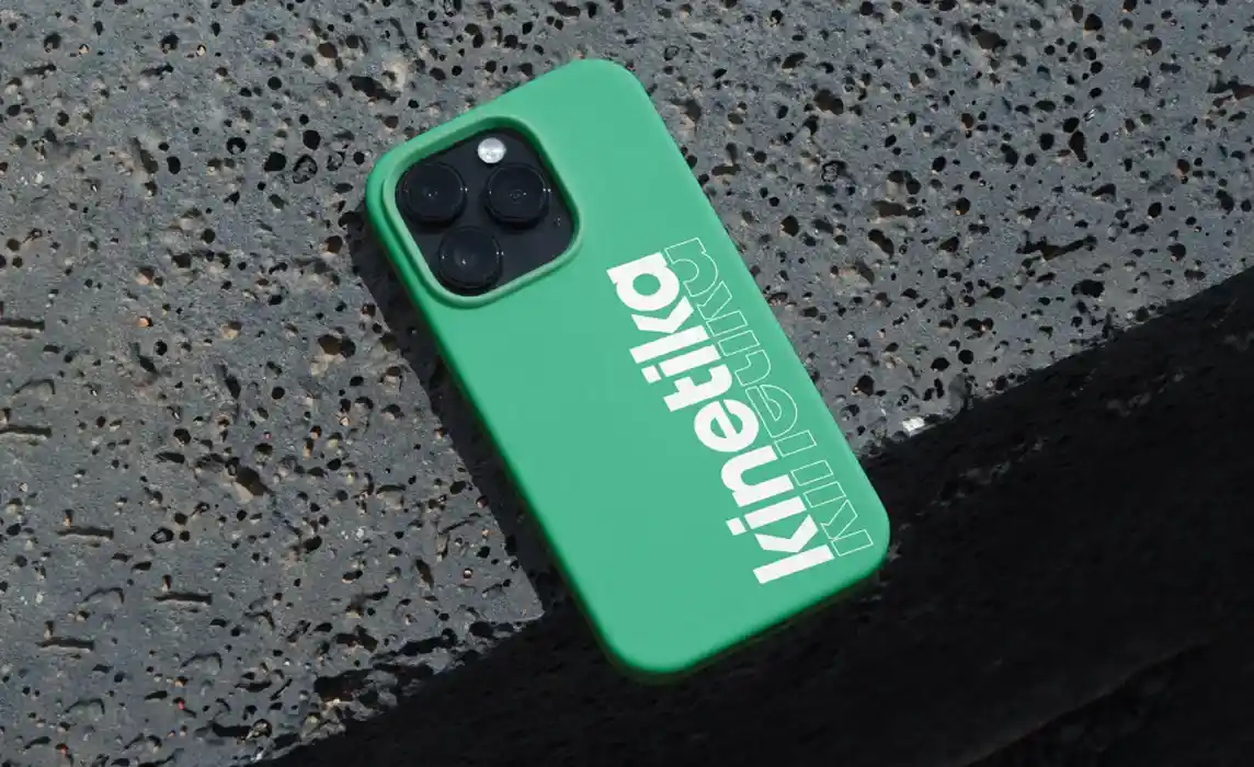Mockup de coque Kinetika mettant en avant le branding moderne d’une marque de sport respectueuse de l’environnement.