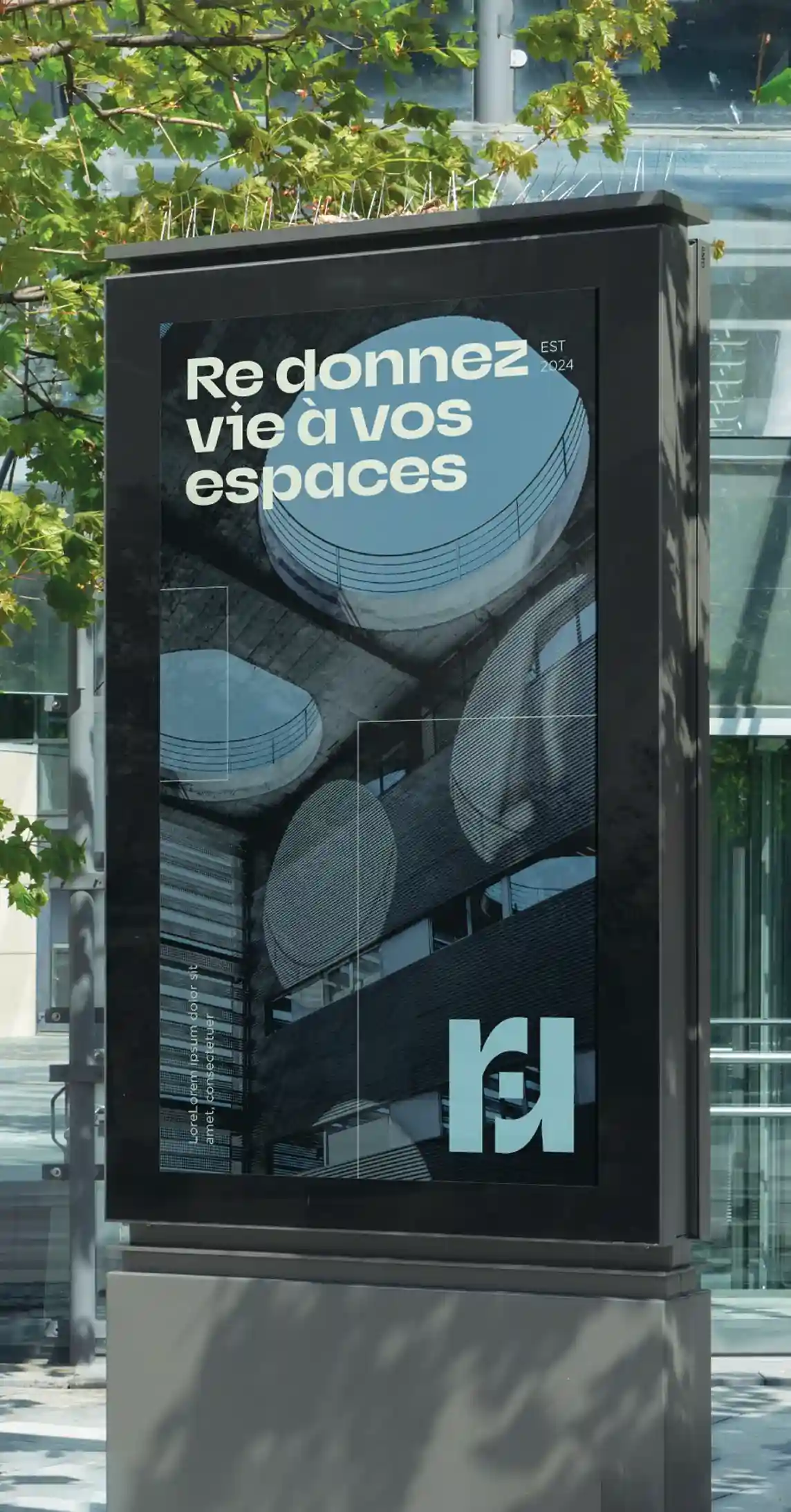 Affiche publicitaire verticale du projet Carré, agence d’architecture, avec le slogan « Redonnez vie à vos espaces » et un visuel moderne aux formes géométriques et lignes architecturales épurées.