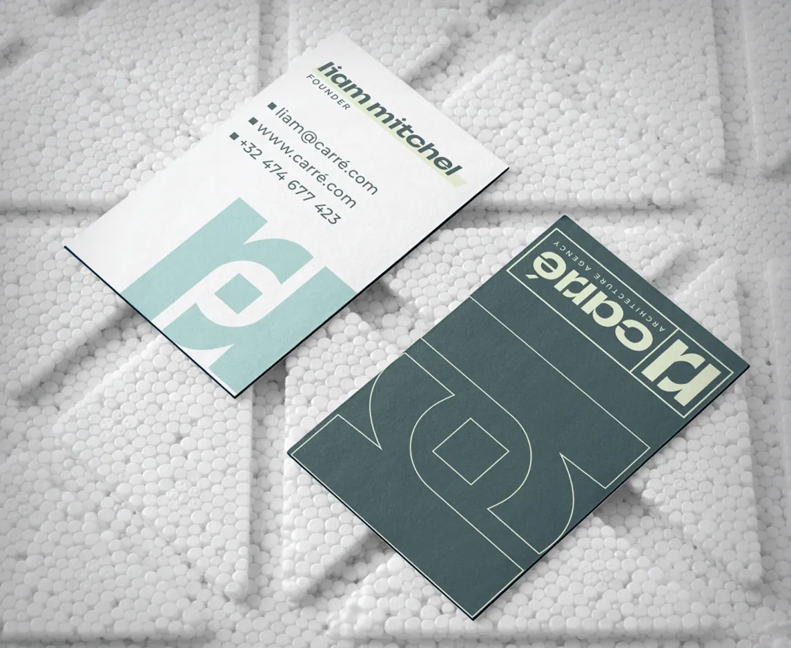 Cartes de visite design pour Carré, agence d’architecture contemporaine, mettant en avant une identité visuelle minimaliste et géométrique créée par Iconize.