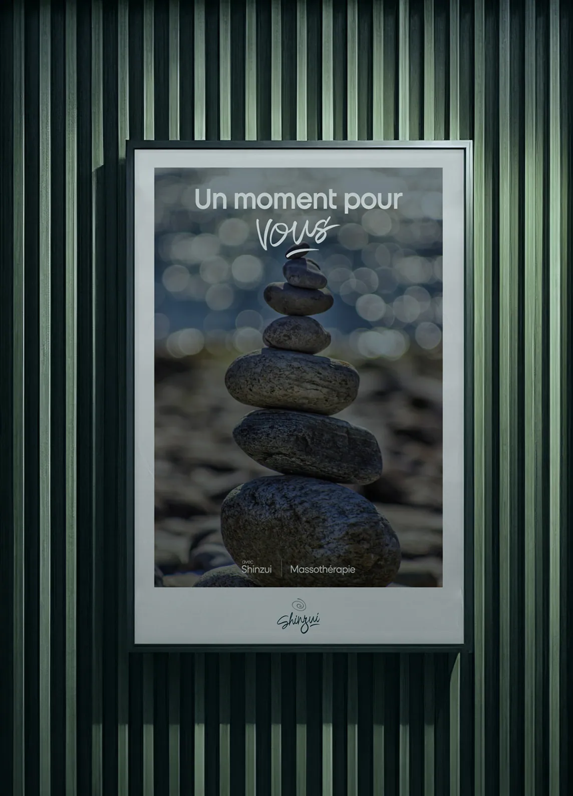 Affiche verticale du projet Shinzui, salon de massage zen et indépendant, illustrant un empilement de pierres et le slogan « Un moment pour vous » pour évoquer détente et équilibre.