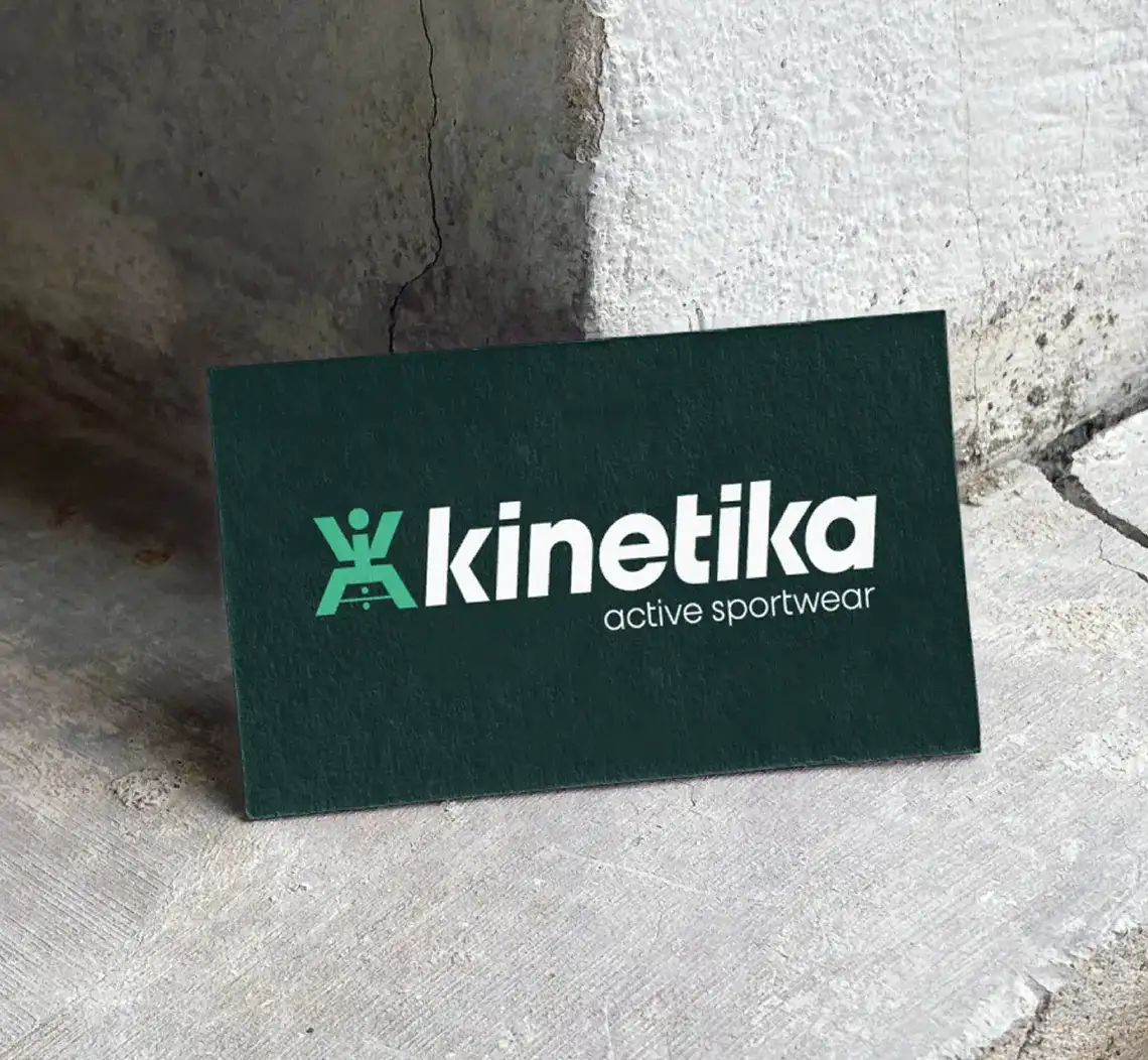 Carte de visite imprimée du projet Kinetika, marque de vêtements de sport écologiques, avec logo moderne et typographie dynamique symbolisant mouvement et durabilité.