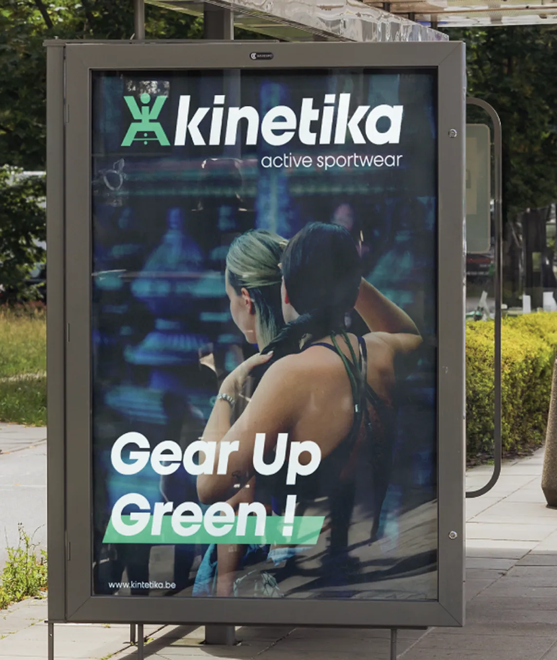 Affiche publicitaire verticale du projet Kinetika, marque de vêtements de sport écologiques, présentant le slogan « Gear Up Green ! » et une mise en scène dynamique de sportifs en mouvement.