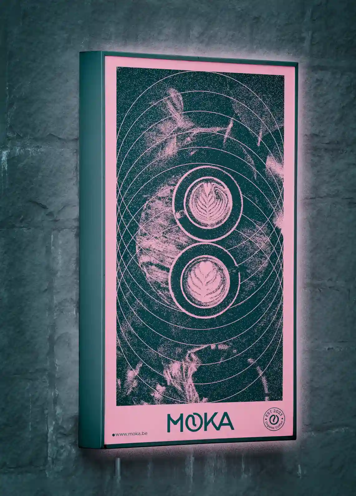Affiche design du projet Moka, marque de café bio et éthique, combinant tons rose et vert pour une composition moderne inspirée de l’art du latte et du café de spécialité.
