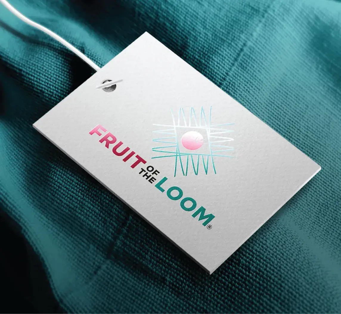 Étiquette du projet de rebranding Fruit of the Loom, présentant le nouveau logo modernisé sur fond textile, symbolisant le renouveau visuel de la marque de vêtements iconique.