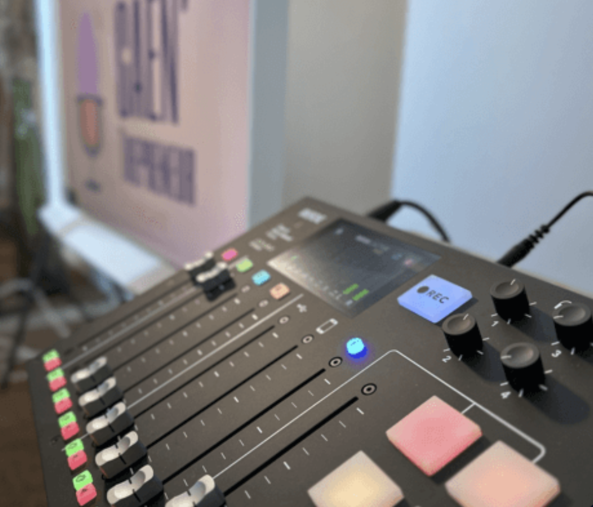 La Rodecaster de Caen'Trepreneur avec en arrière une télé représentant le podcast. 
