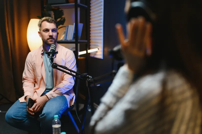 Enregistrement d'un podcast vidéo en studio avec deux micros