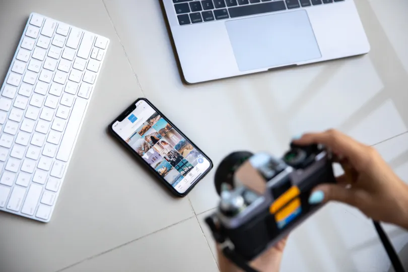 Création de contenu : appareil photo, smartphone et clavier sur un bureau