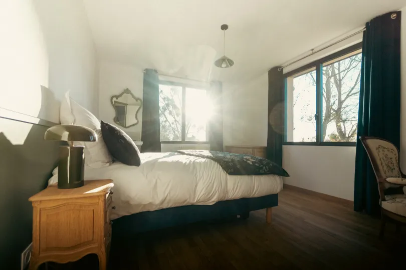 Chambre lumineuse photographiée pour un reportage immobilier