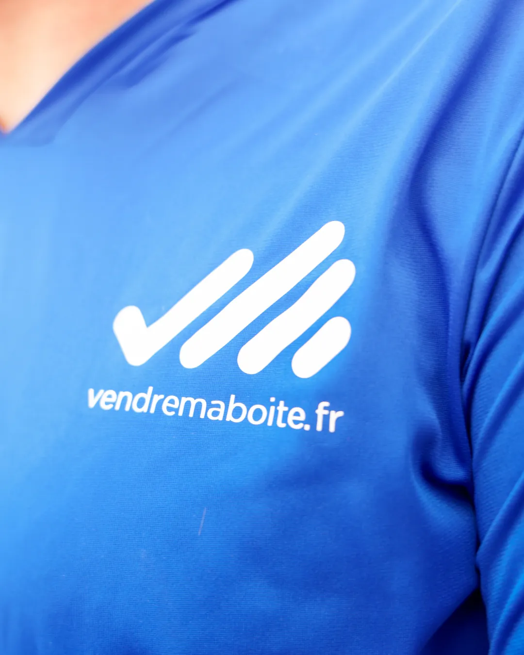 T-shirt bleu floqué du logo Vendremaboite.fr