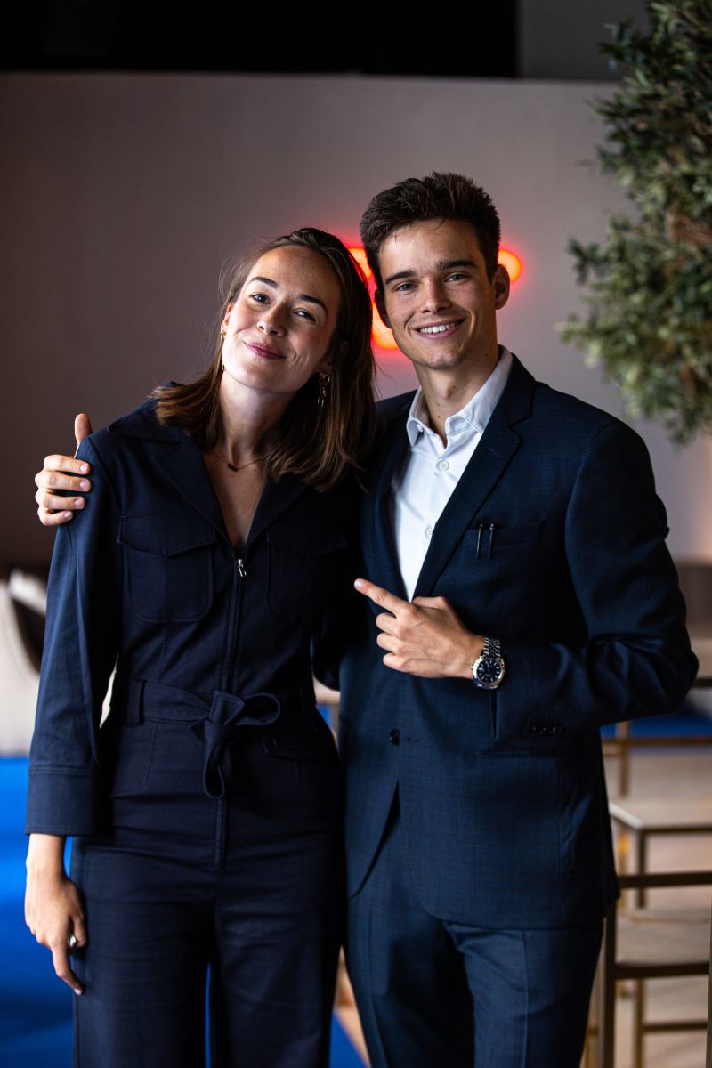 Goochelaar Jonas De Bruyn gefotografeerd met vrouwelijke gast tijdens business event, representatieve netwerkmomenten en personal branding