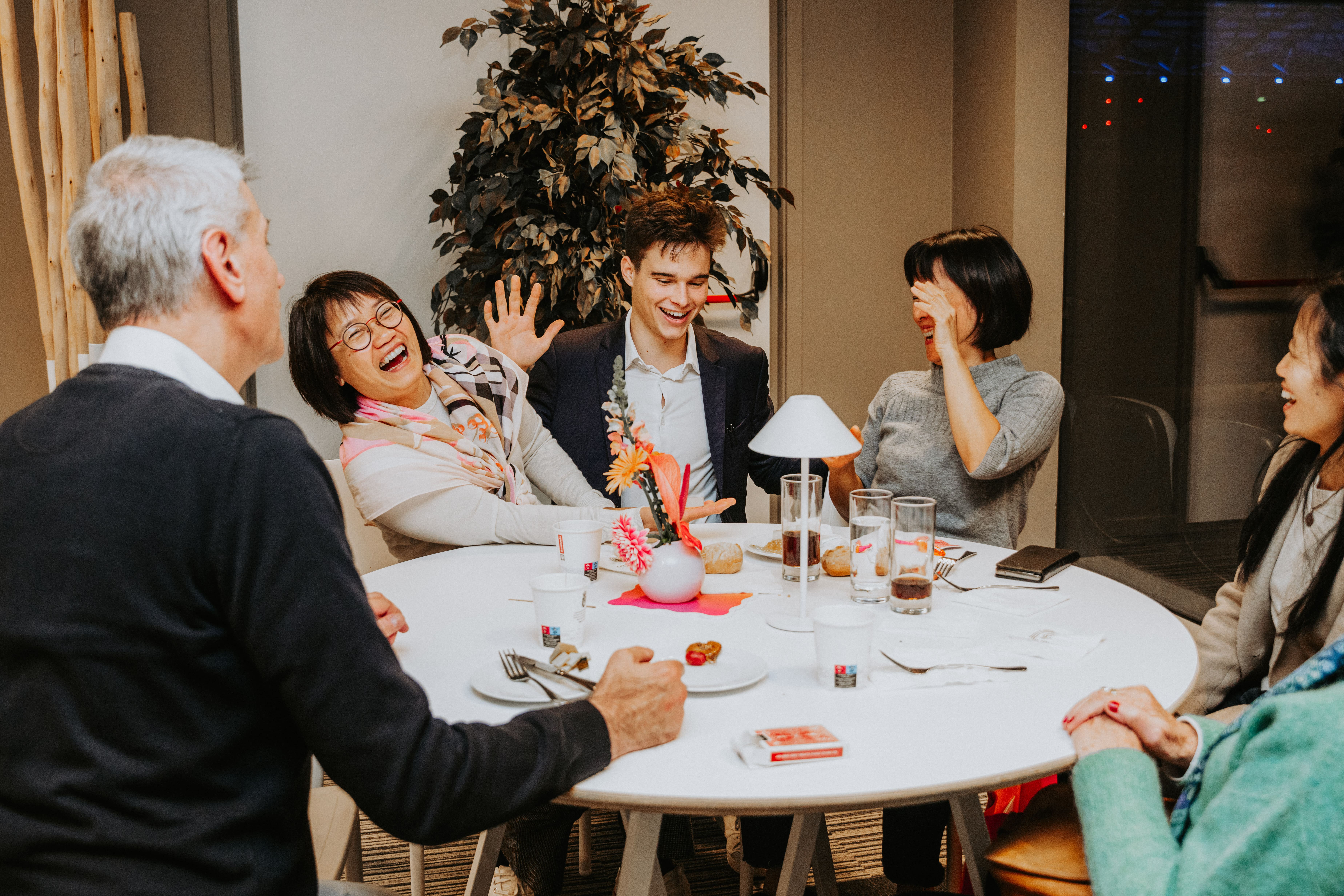 Jonas De Bruyn tafelgoochelen bedrijfsfeest