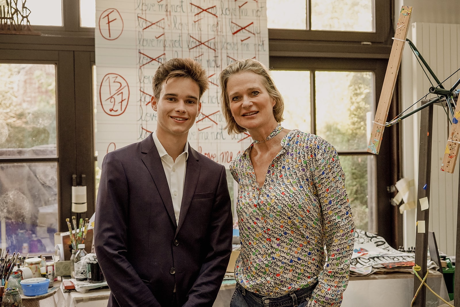 Goochelaar Jonas De Bruyn met prinses Delphine in creatieve studio, inspirerende ontmoeting voor zakelijke samenwerking en personal branding