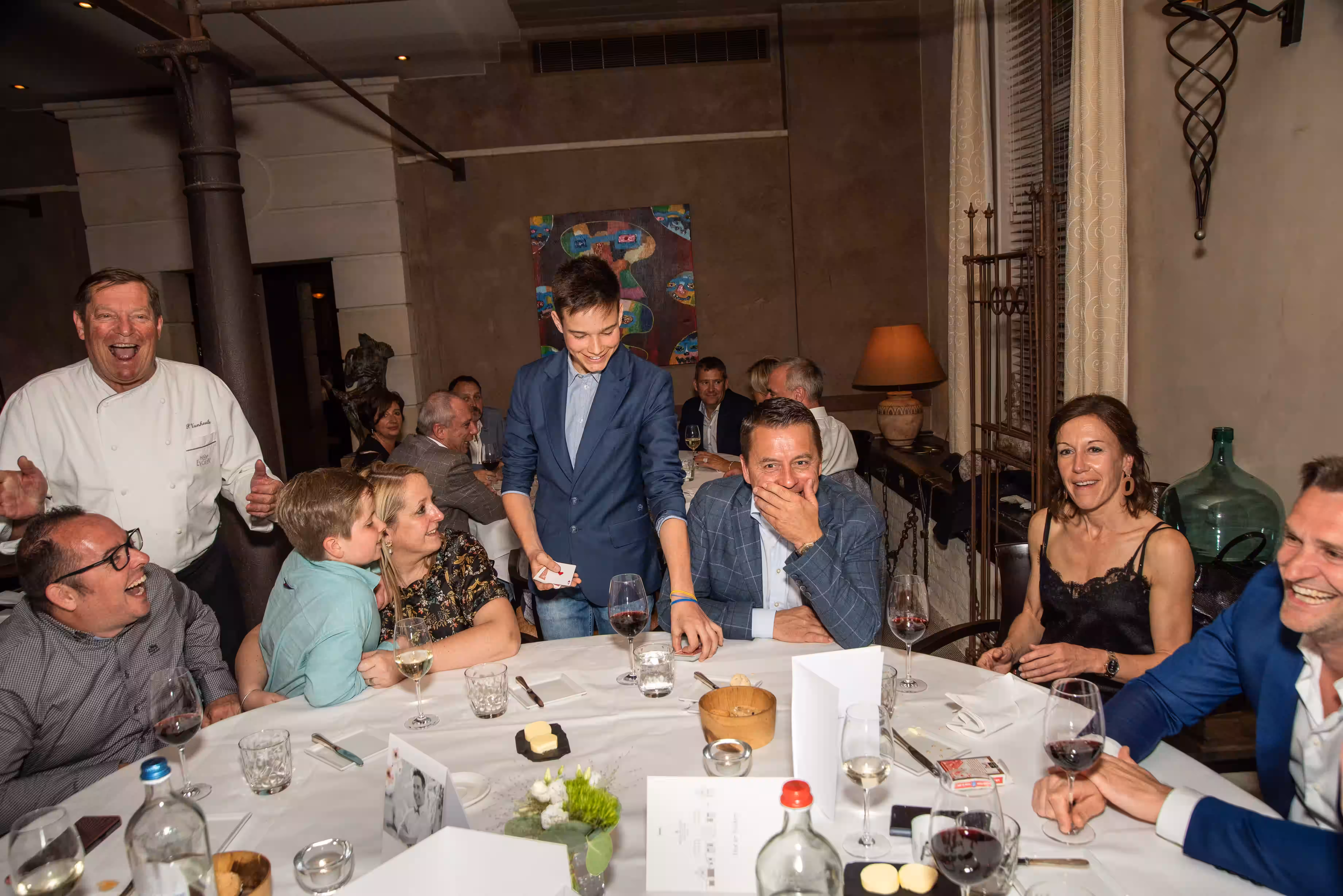 Goochelaar Jonas De Bruyn aan tafel huwelijksfeest