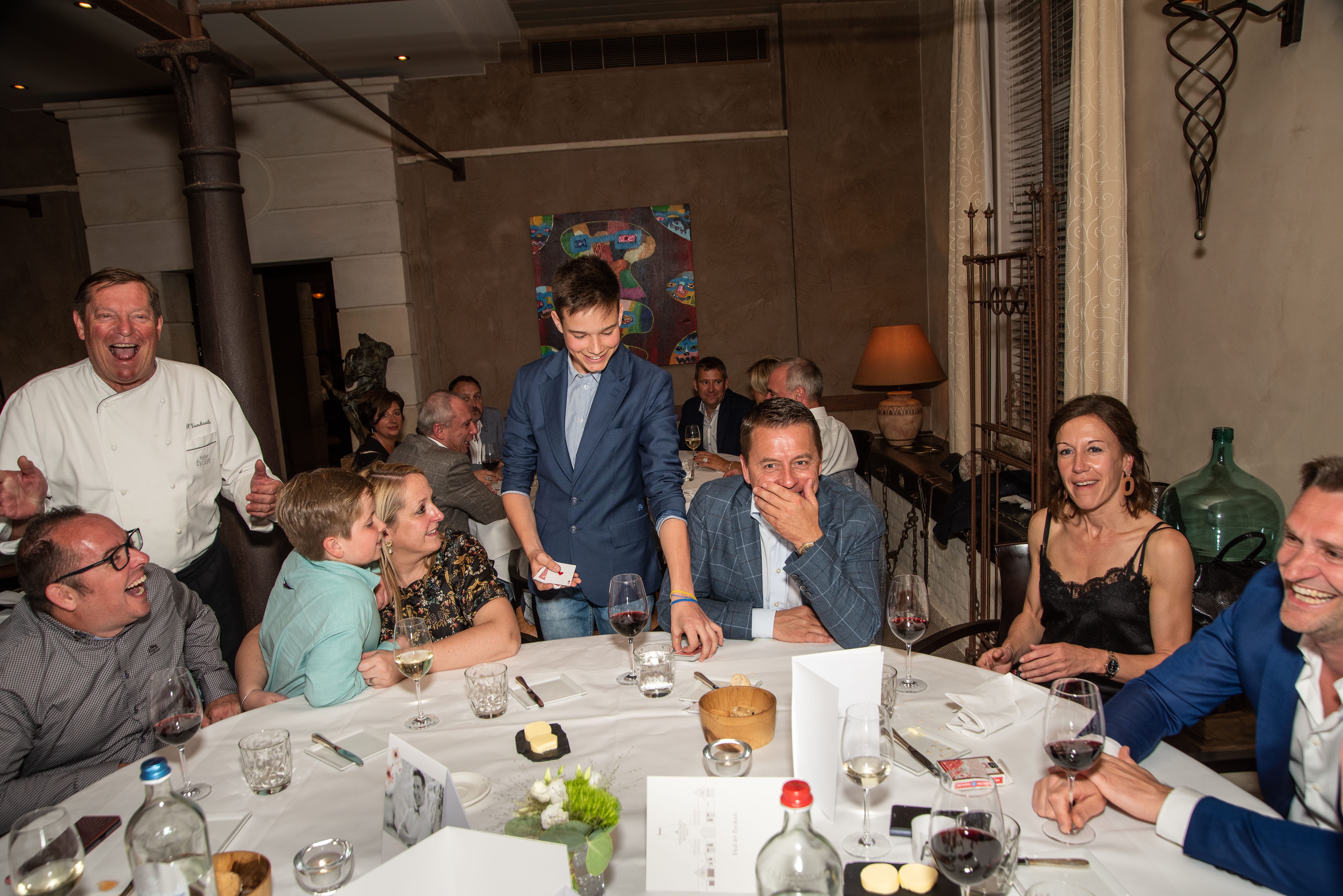 Goochelaar Jonas De Bruyn aan tafel huwelijksfeest