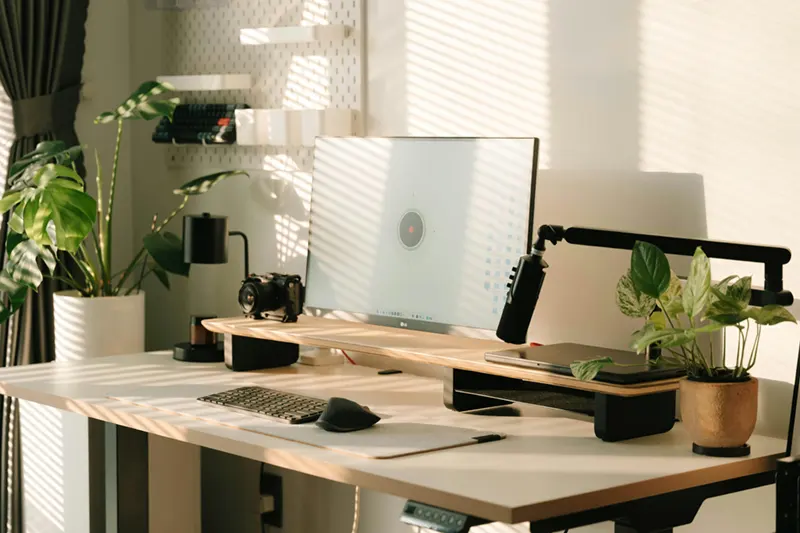 Feng Shui e benessere lavorativo: come armonizzare il tuo spazio per sentirti meglio (anche davanti al computer)