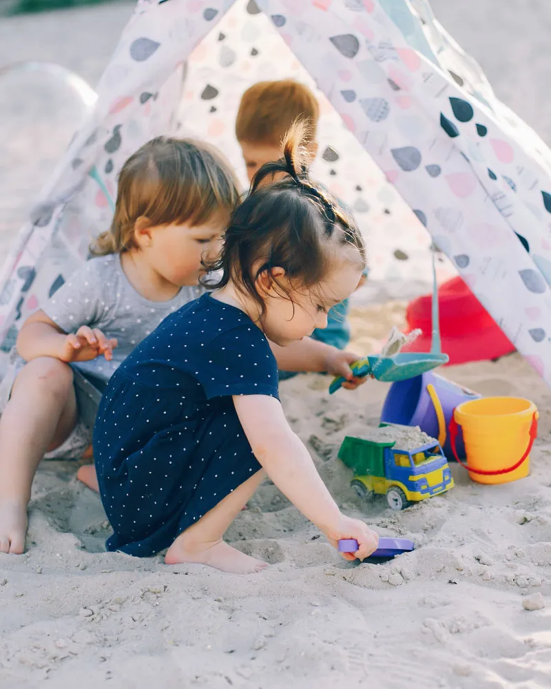 SillyBillyS! Childcare France - Childcare for Holidays - Day at the beach, children playing in the sand