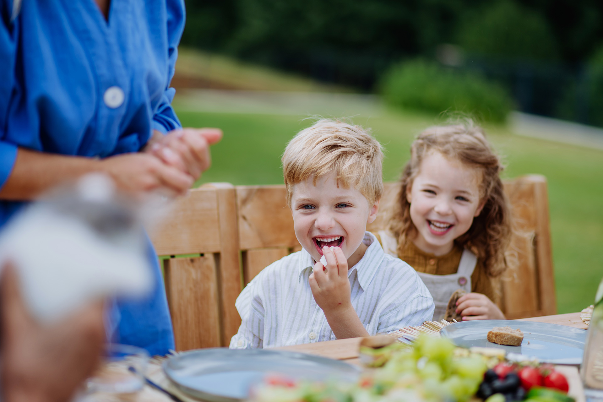 Children eating fruit