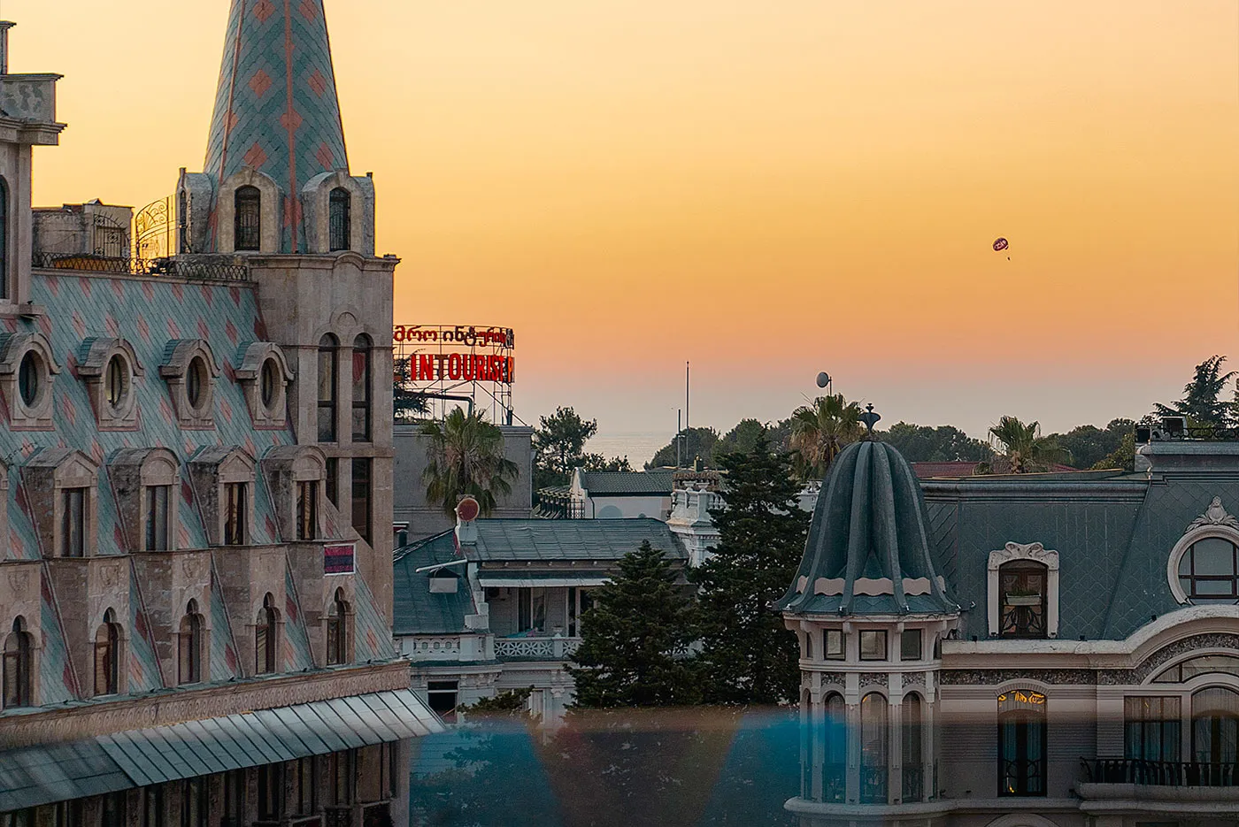 בר גג במרכז בטומי בשקיעה