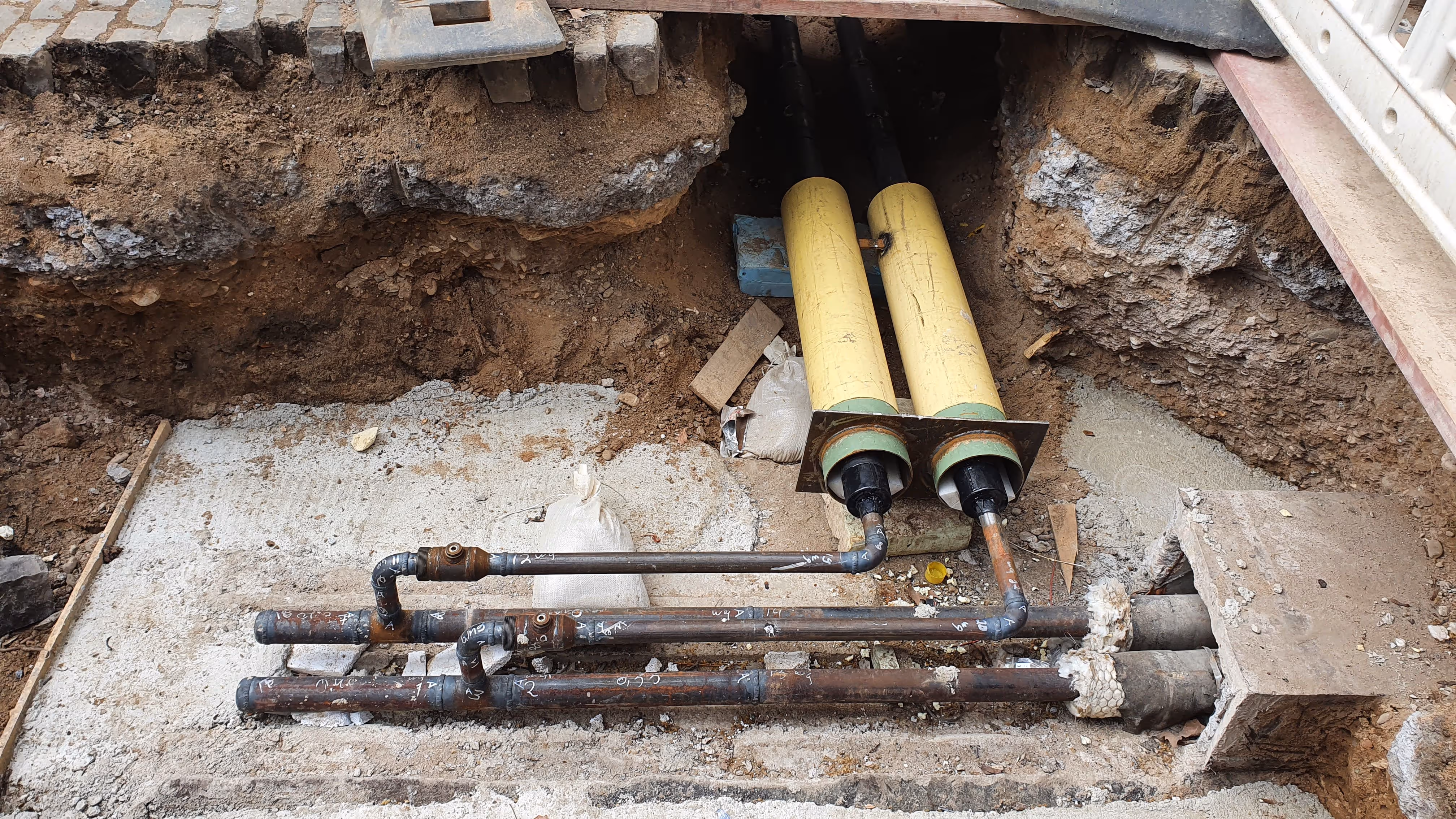 Anschluss von Fernwärmeleitungen in Baugrube